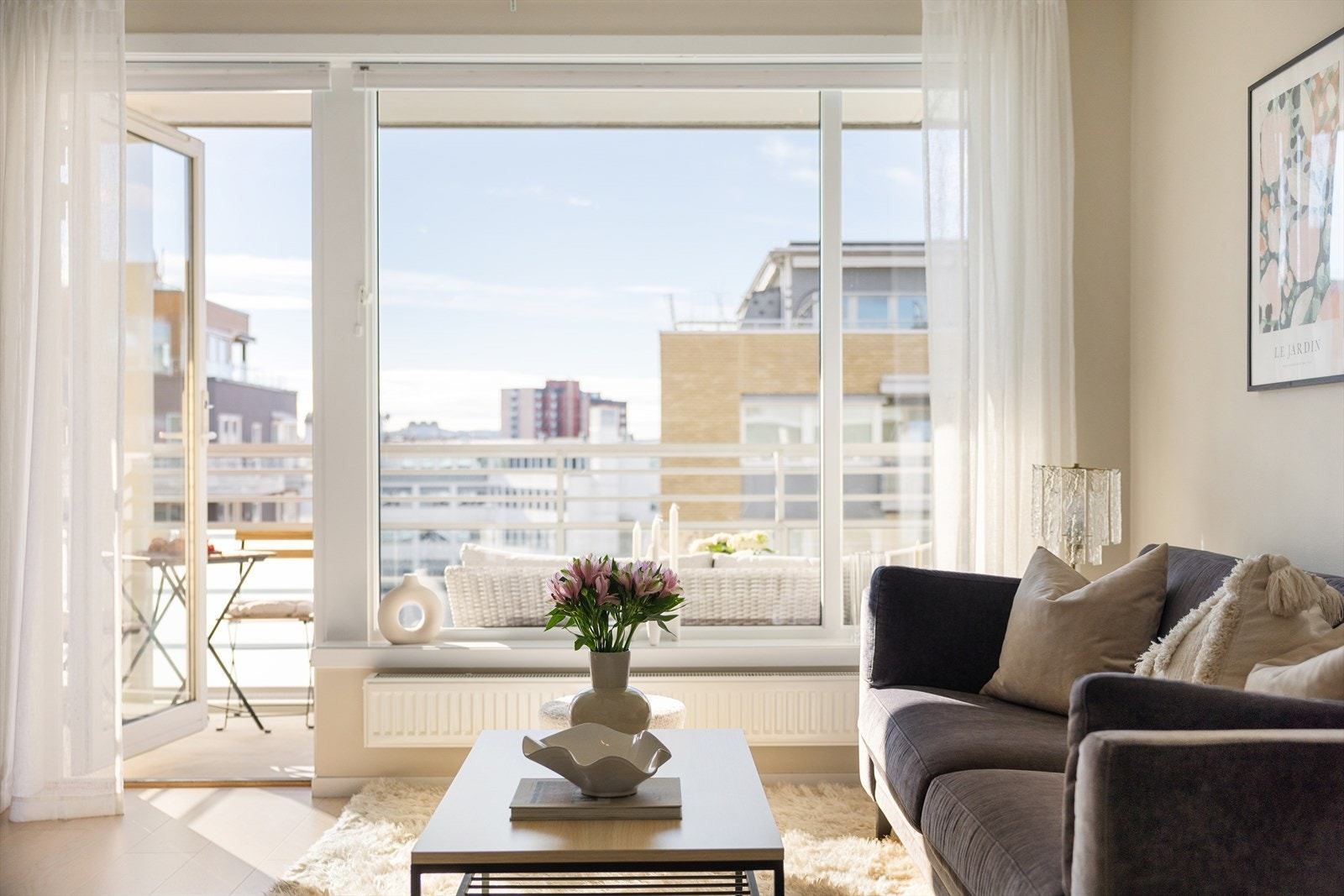 Stuen er lys og luftig med store vindusflater som sørger for rikelig med innslipp av naturlig lys. Galleribilde