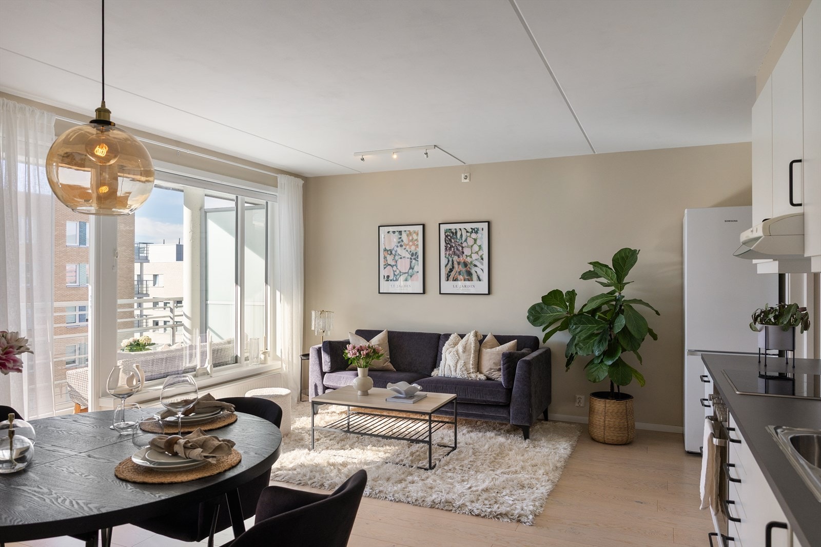 Gulvet er belagt med parkett, og overflatene er malt i delikate og moderne fargetoner. Galleribilde