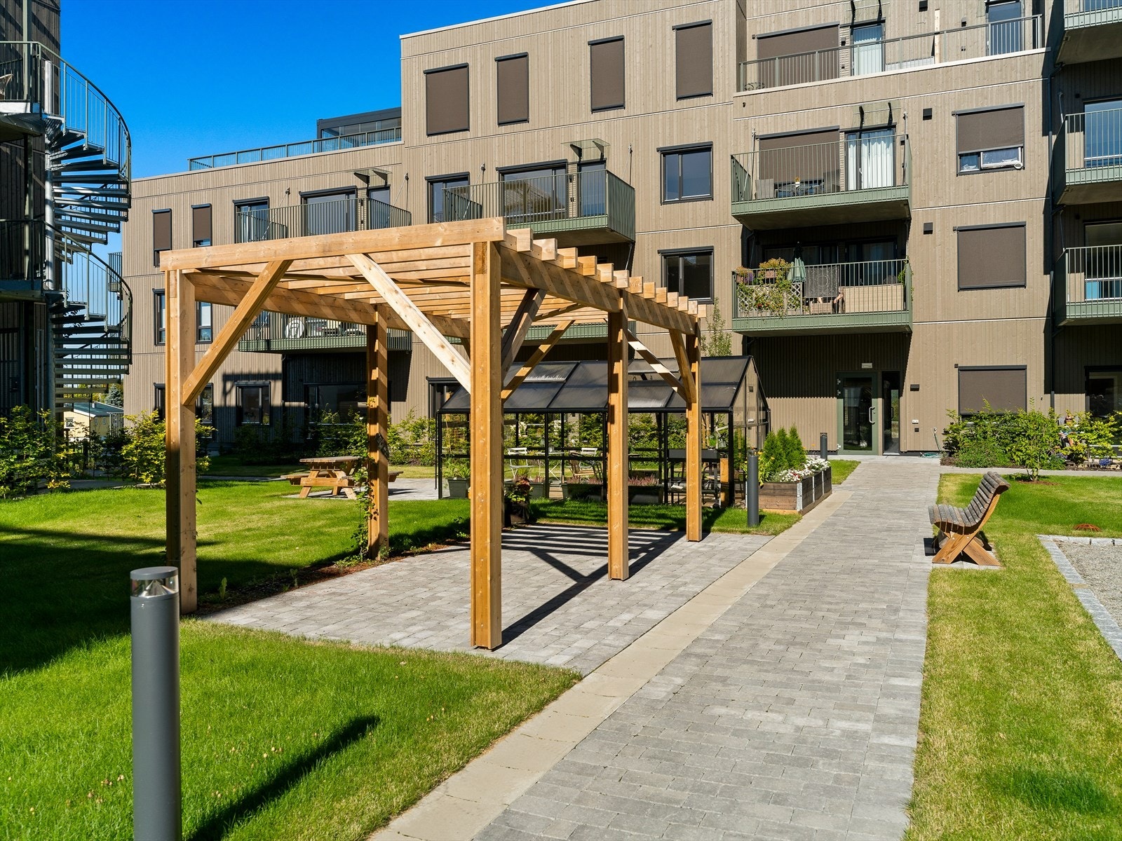 Pent opparbeidet gårdstun som bør sees. Her finnes også et drivhus med sitteplasser som kan benyttes sosialt. Galleribilde
