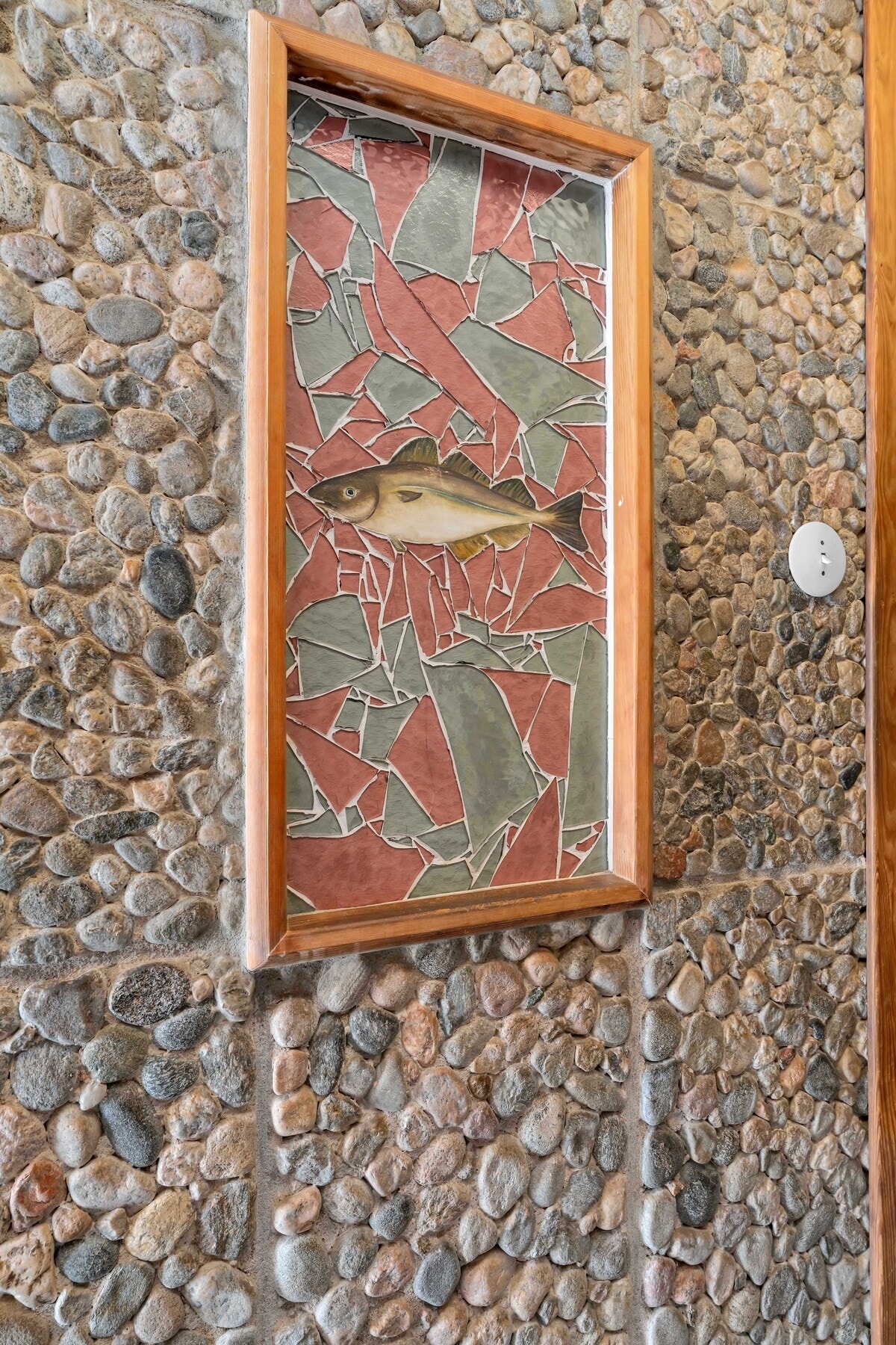 Håndlaget mosaikk på veggene i gangen. Galleribilde