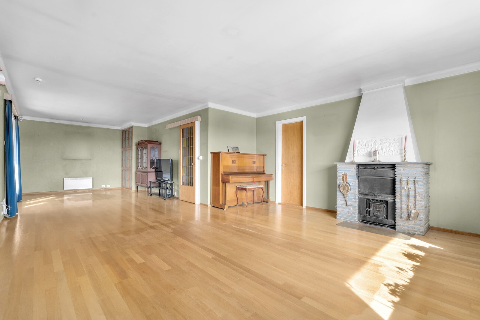 Her er det god plass til både sitte- og spisegruppe. Galleribilde