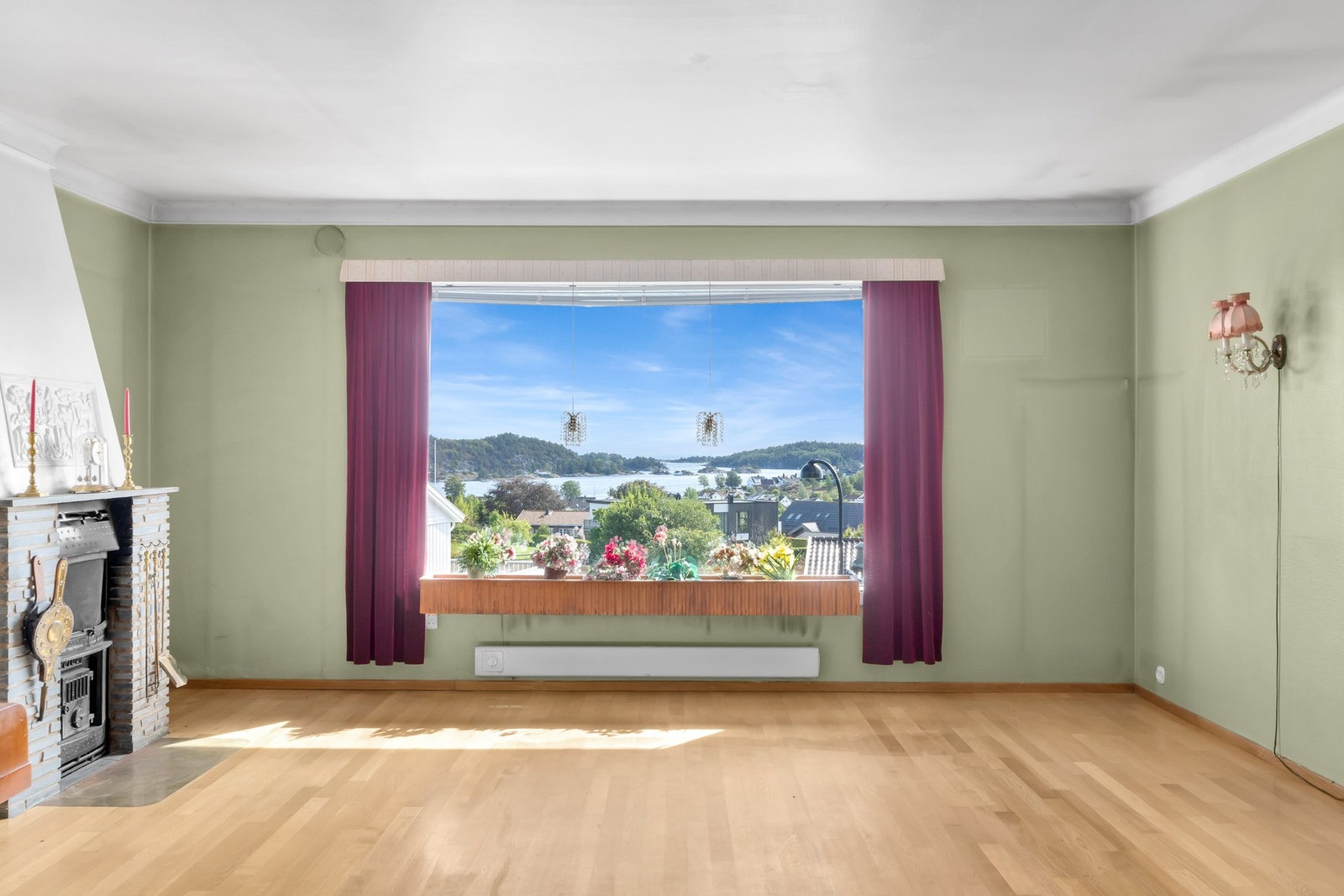Det er et stort vindu i stua som innrammer utsikten veldig fint. Galleribilde