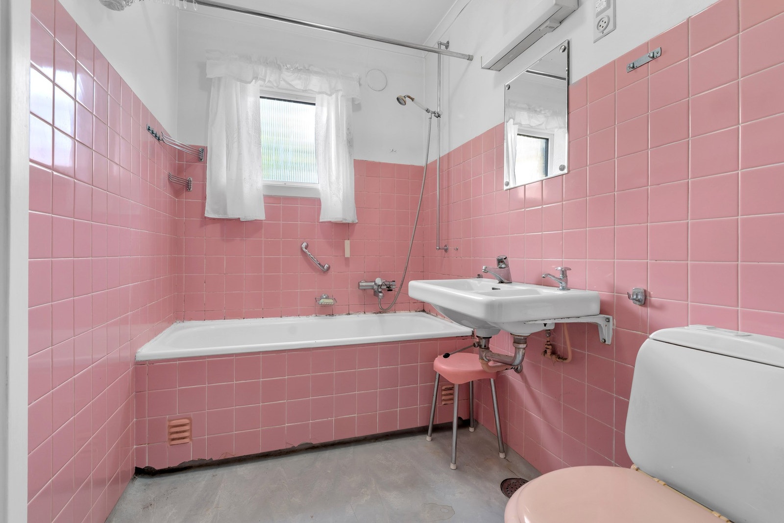 Badet er innredet med badekar, toalett og servant. Galleribilde