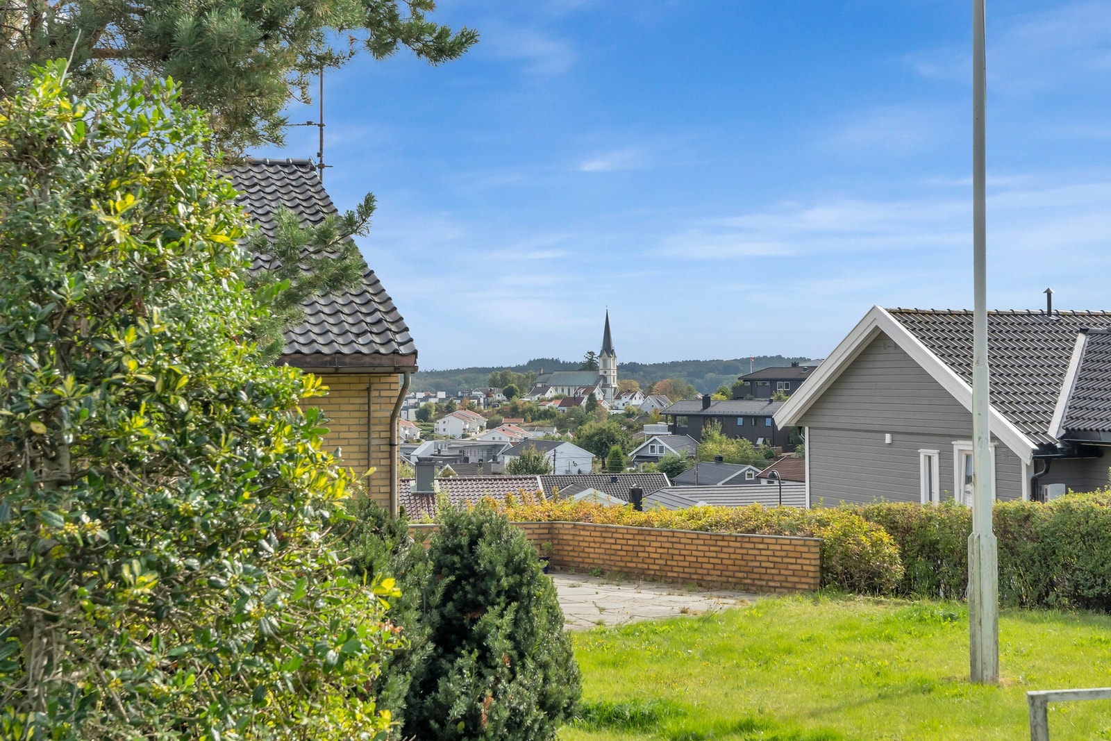 Fra hagen er det utsikt mot Lillesand kirke. Galleribilde