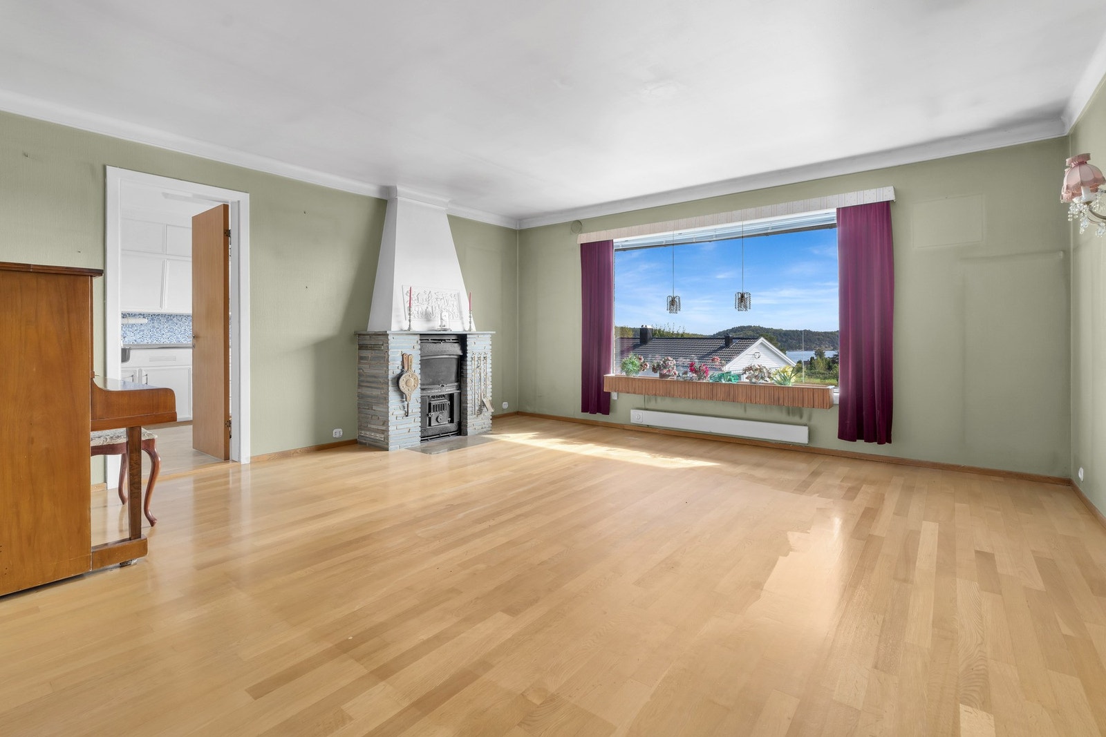 Boligen har en stor stua som er lett å innrede. Galleribilde