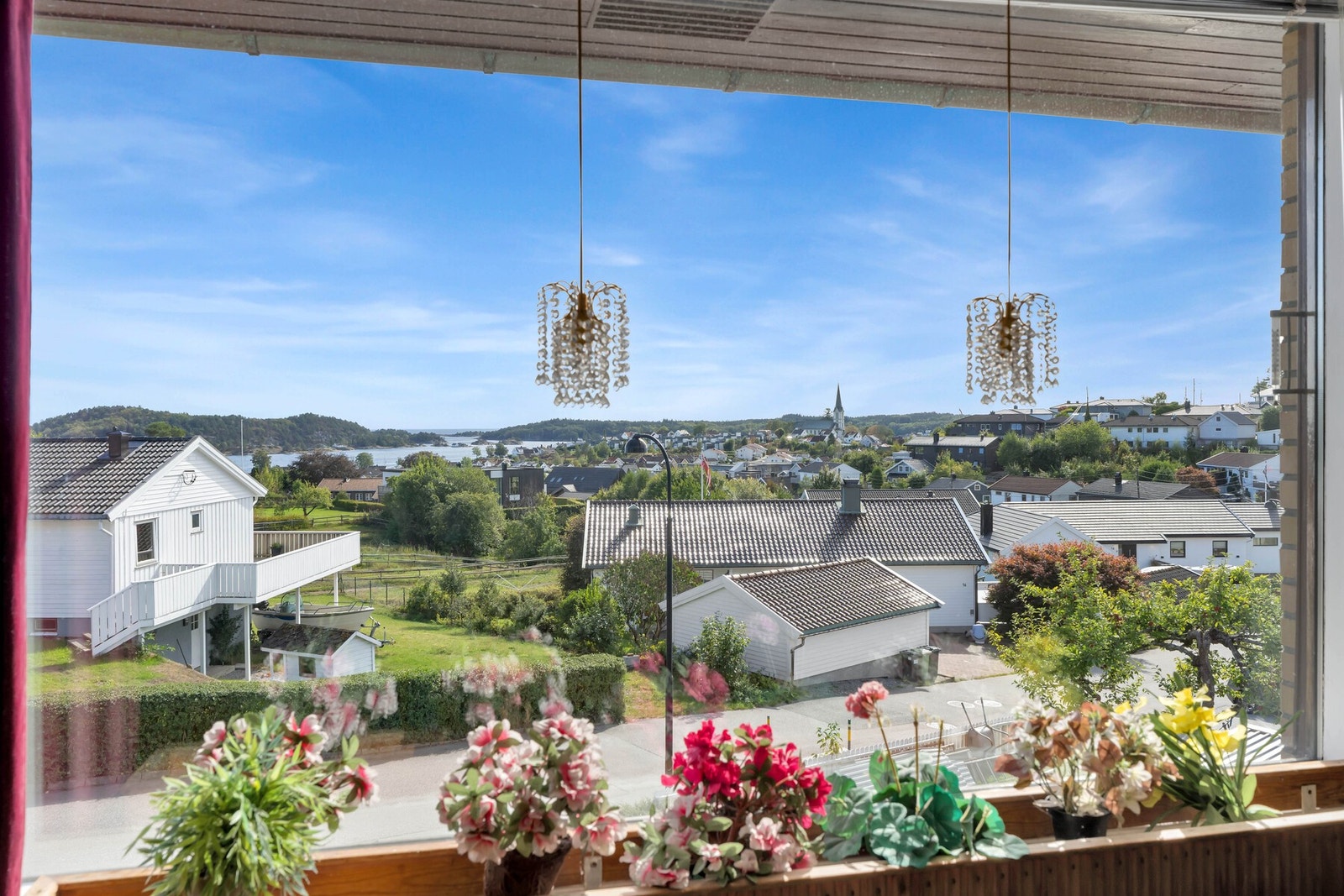 Fra stua har man en lekker utsikt mot innseilingen og Lillesand Kirke. Galleribilde