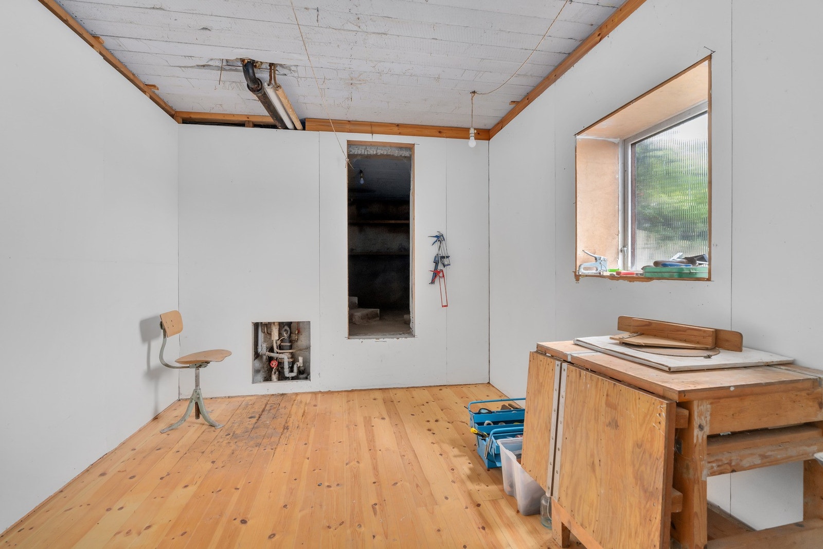 Nede i kjelleren er det godt med lagringsplass i boder og arbeidsrom. Galleribilde