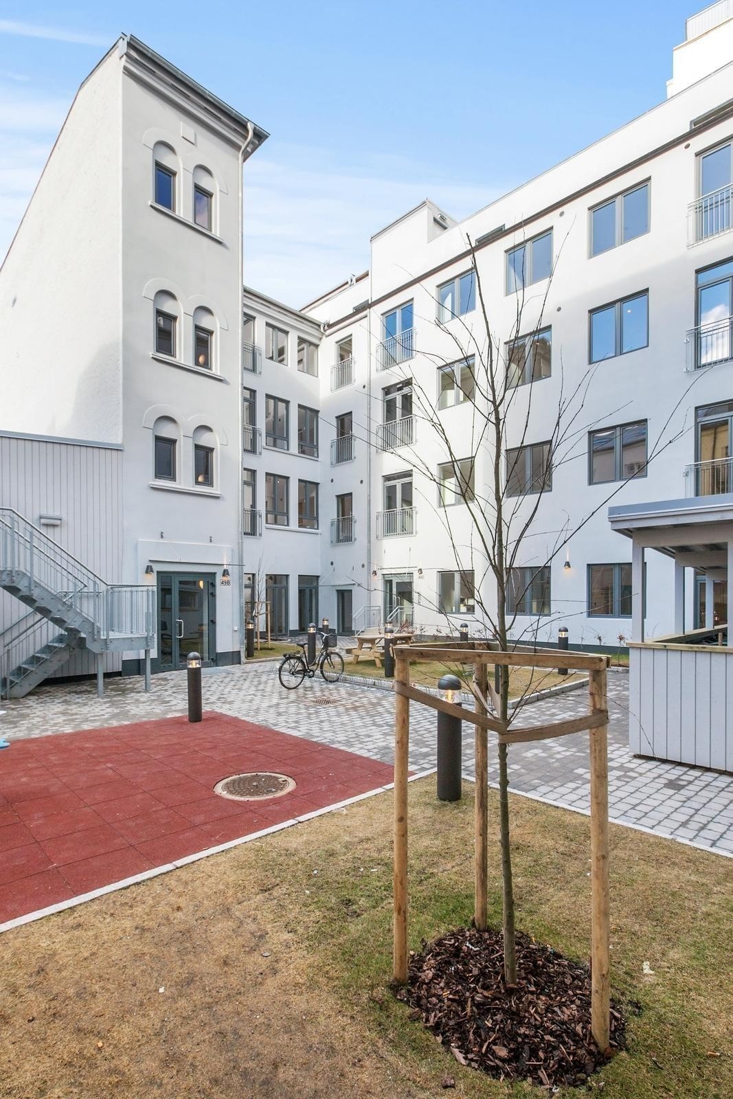 Bakgård med beplantning Galleribilde