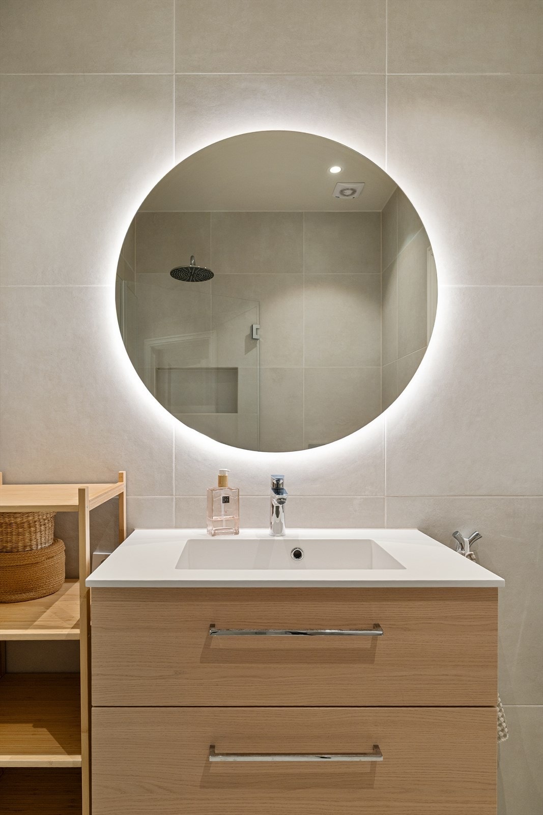 Badet har tidsriktige farge- og materialvalg med spa-følelse! Galleribilde