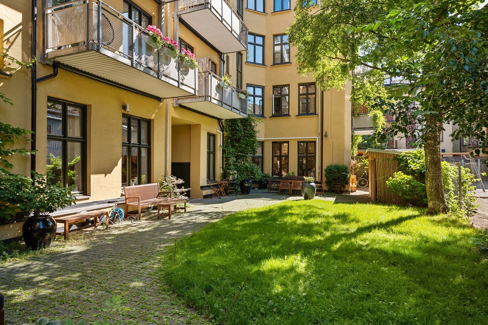 Leiligheten har en svært attraktiv beliggenhet midt på beste Grünerløkka.Boligen ligger attraktivt plassert i en sidegate, mellom Markveien og Mathallen. Galleribilde