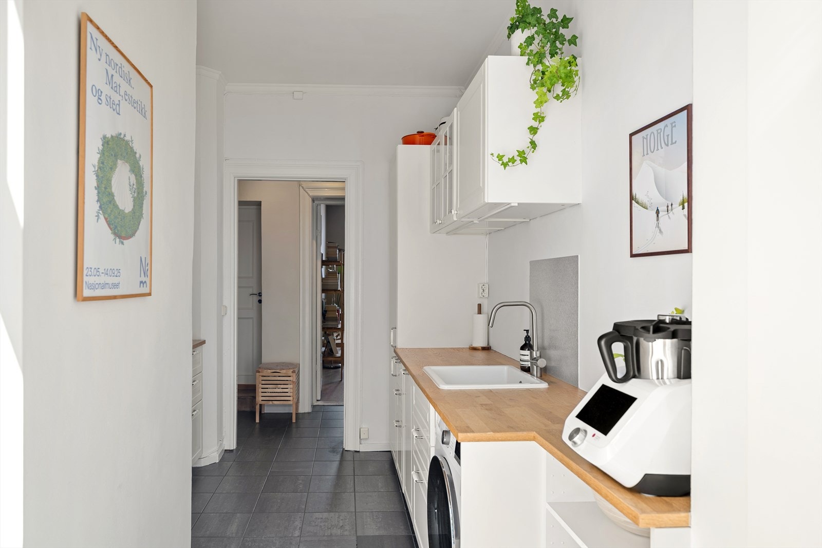 Kjøkkeninnredning bestående av integrert kjøl/fryseskap, platetopp, stekeovn og oppvaskmaskin. Det er avsatt plass til vaskemaskin i innredningen. Galleribilde