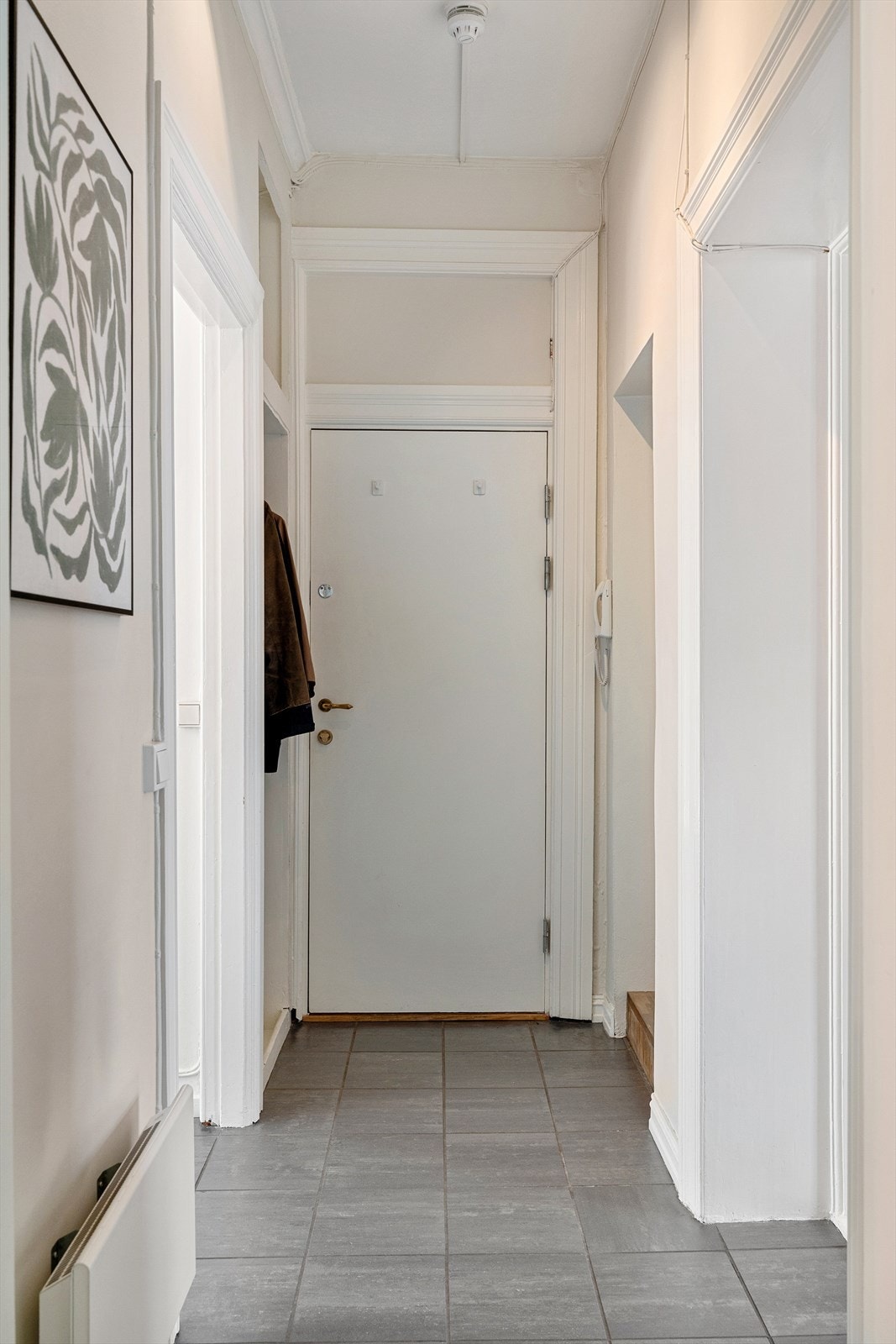 Entreen er av god størrelse med oppheng til ytterjakker og plass til sko. Det er montert porttelefon ved inngangsdør. Galleribilde