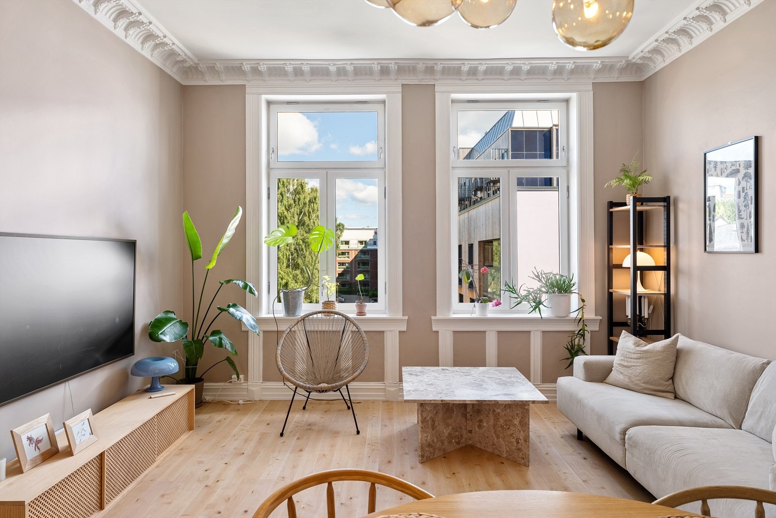 Lekre, klassiske detaljer som store vindusflater, dype vinduskarmer, stukkatur og parkett gir boligen et tidløst og elegant preg. Galleribilde