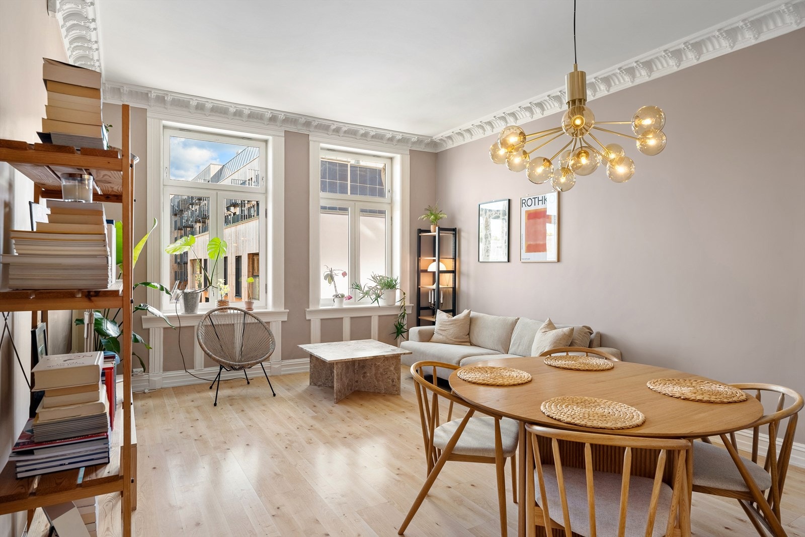 Velkommen inn! Lys og innbydende stue med store vindusflater og generøs takhøyde på ca. 3m. Galleribilde