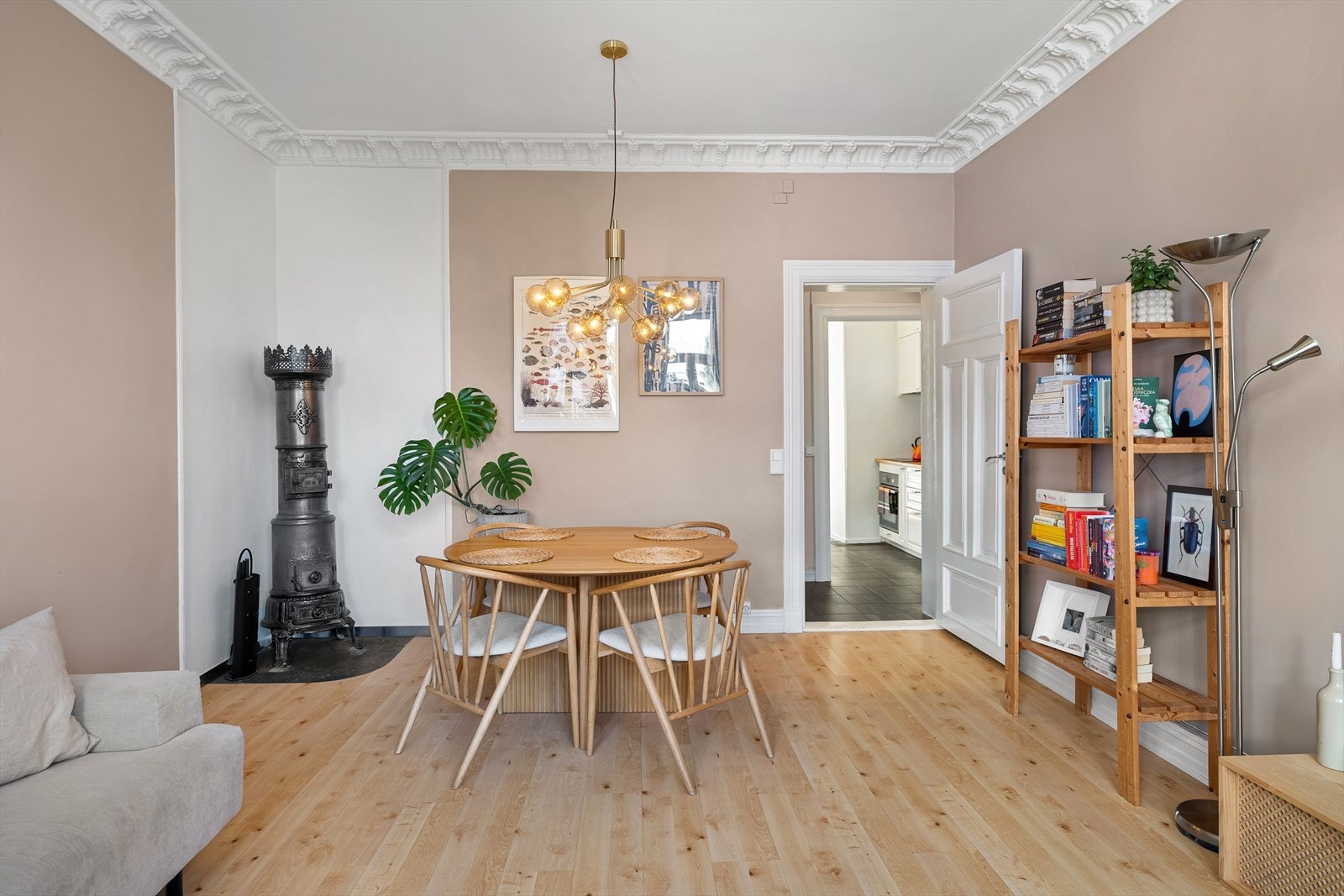 Stuen oppleves romslig med flere soner og solid parkett. Galleribilde