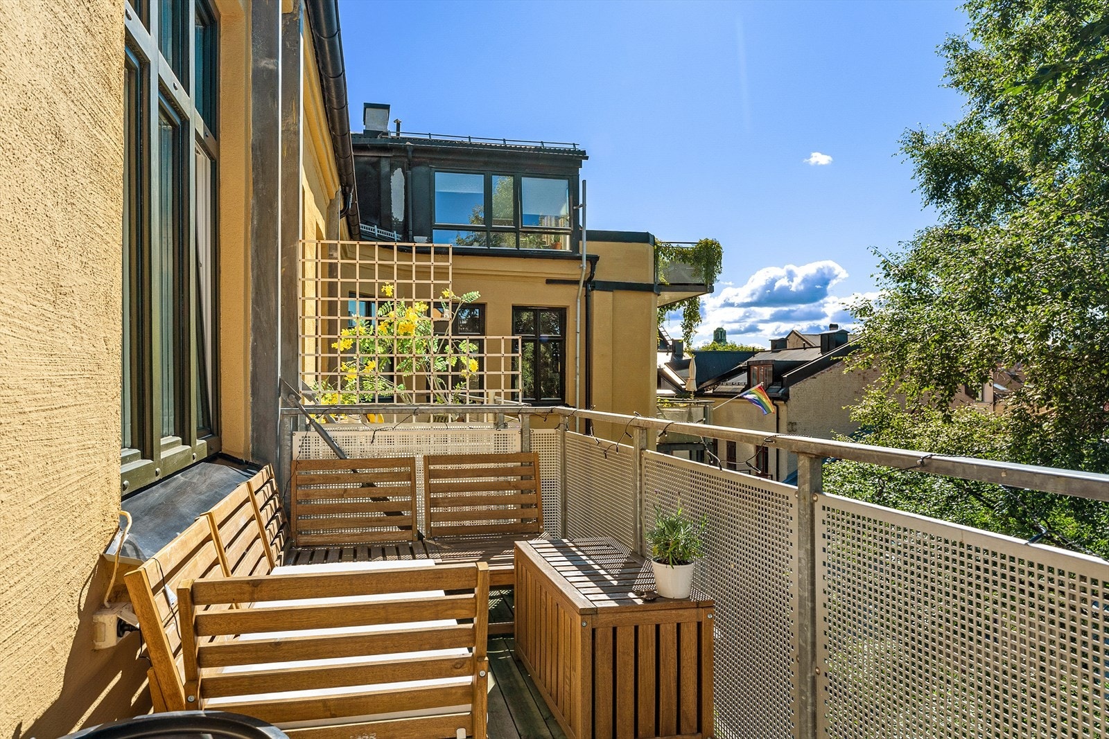 Sydvendt balkong på ca. 7 kvm. med sol fra 09-18 (sommer) og god plass til en sittegruppe og grill. Nytt terrassebord ble lagt i 2023. Galleribilde