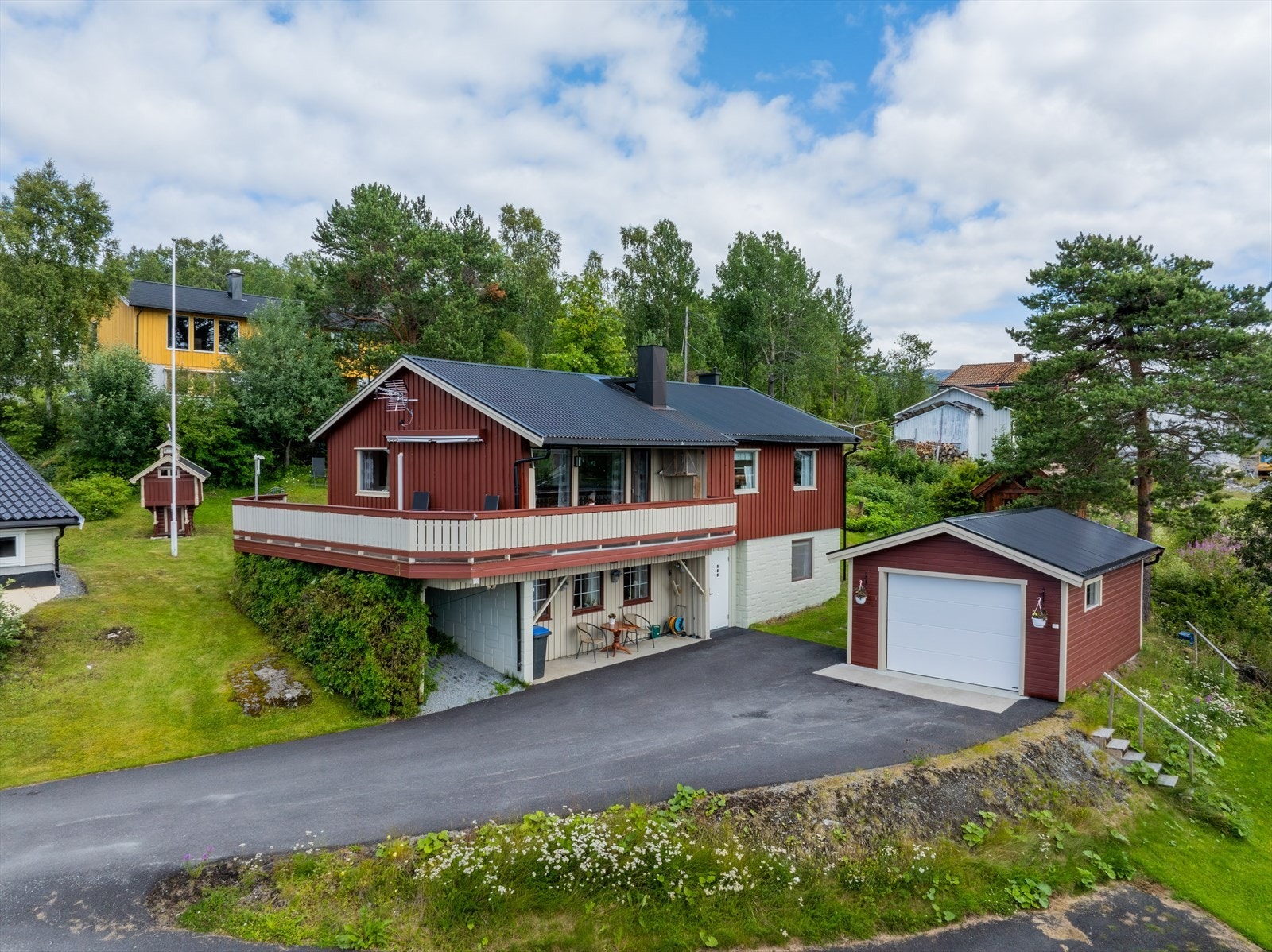 Aktiv Finnsnes presenterer Skavikveien 41! Vedlikeholdt familiebolig med flott beliggenhet i veletablert boligfelt - to bad, flere soverom og garasjer. Foto: Steffen Fossbakk. Galleribilde