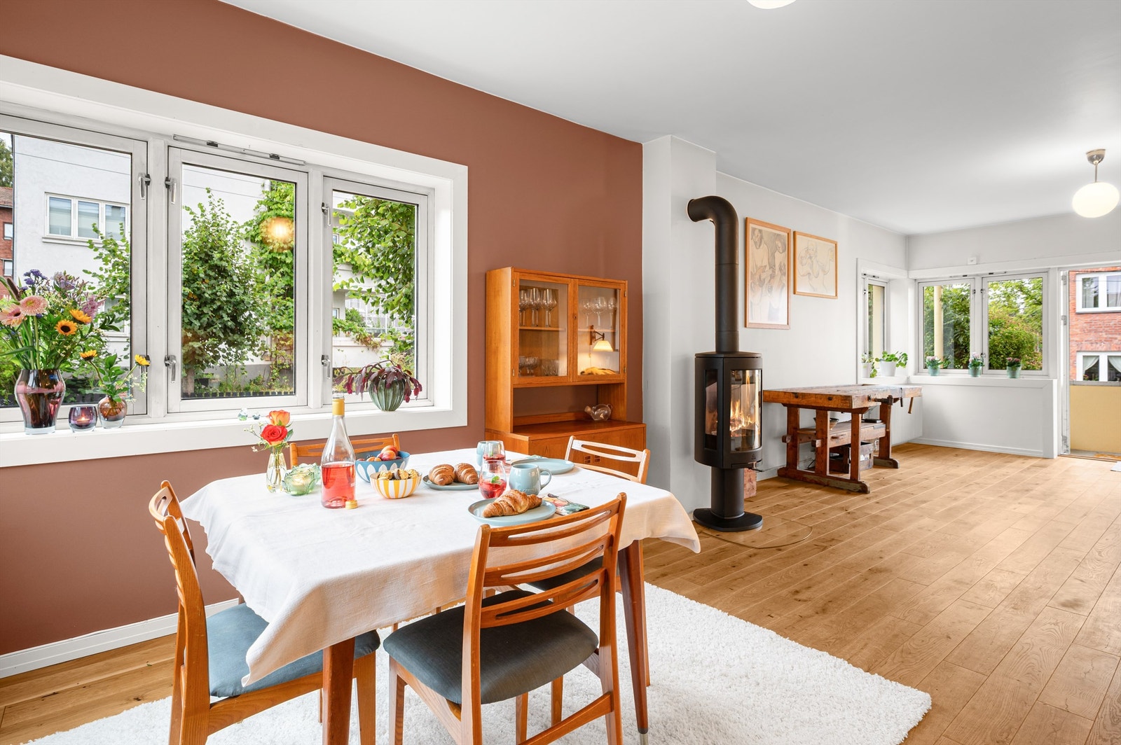 En romslig, lys og gjennomgående 3-roms endeleilighet med balkong, peis, parkering og felles hage. Foto: Kreativ Mango. Galleribilde