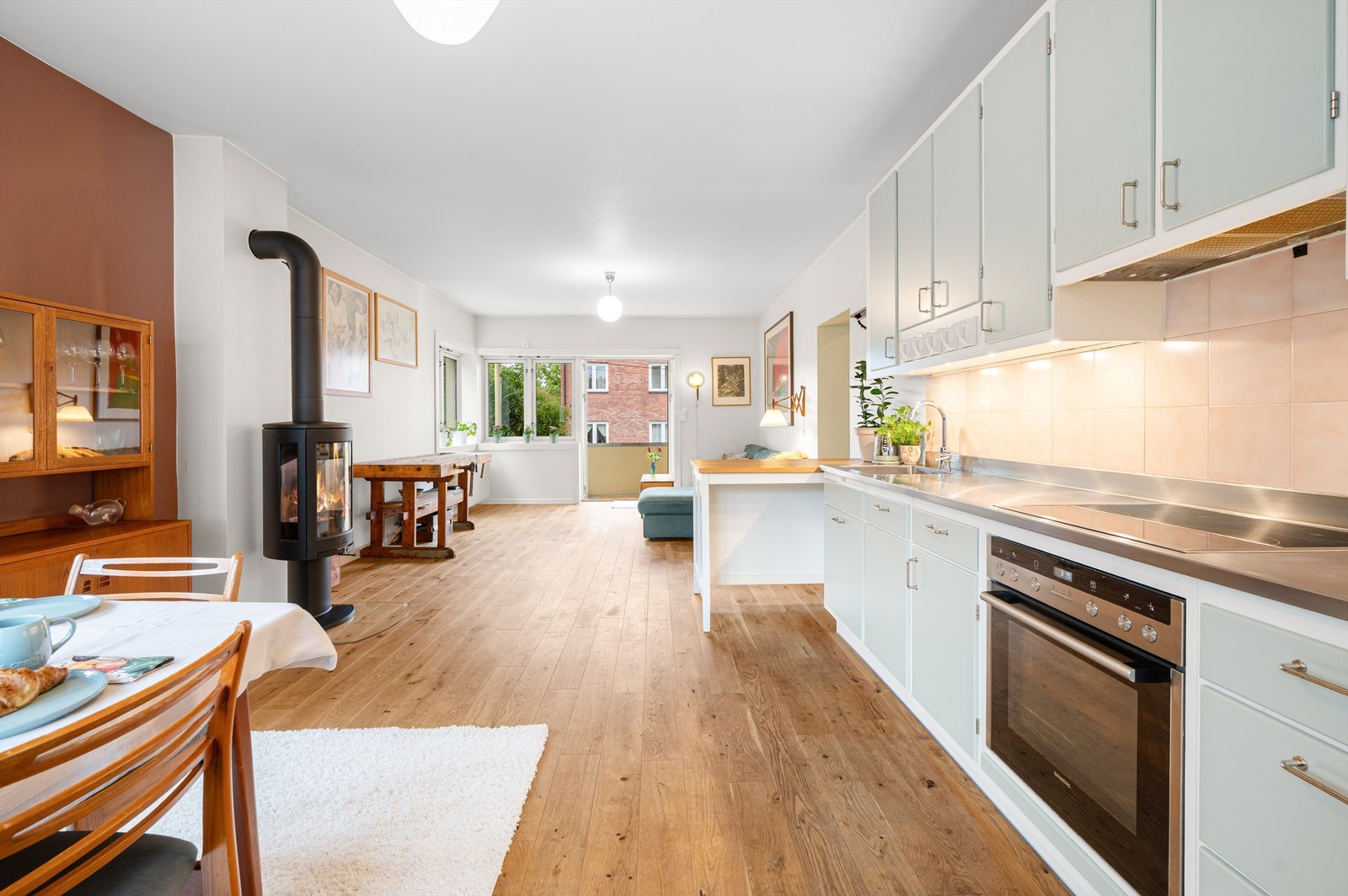 Klassisk og lyst kjøkken pusset opp i 2019. Innredningen er fra Lidhults og har glatte fronter og benkeplate i tre, samt rustfritt stål med nedfelt kjøkkenvask. Galleribilde