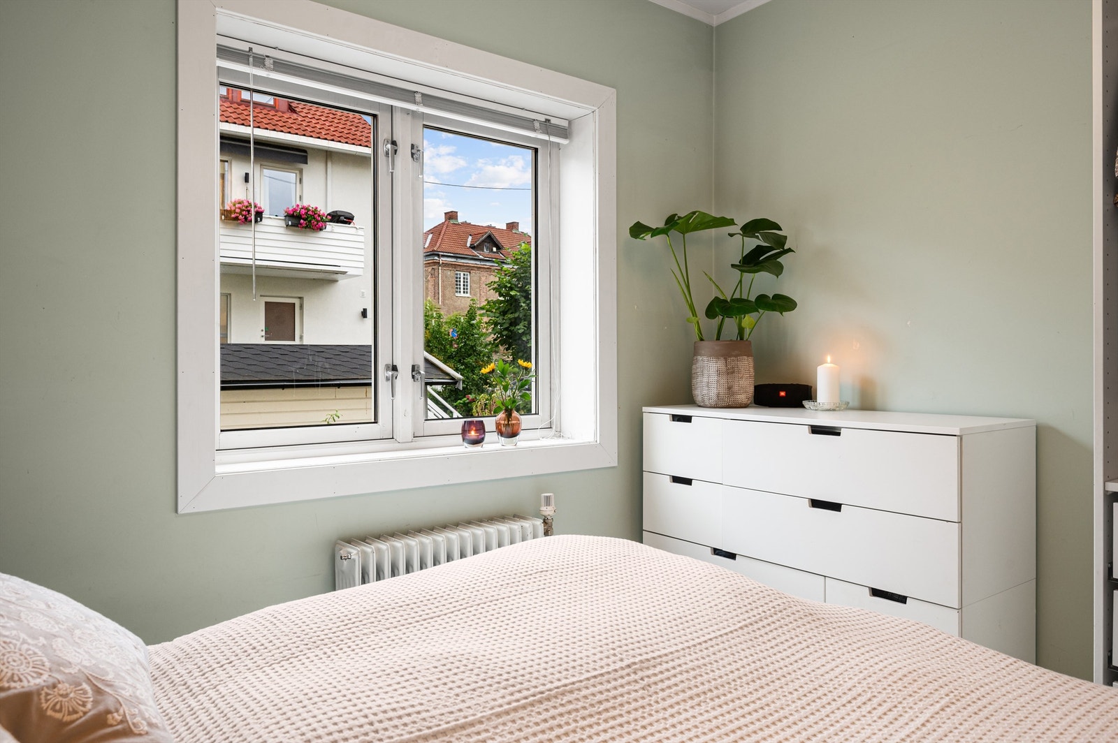 Det store vinduet slipper inn godt med naturlig lys. Galleribilde