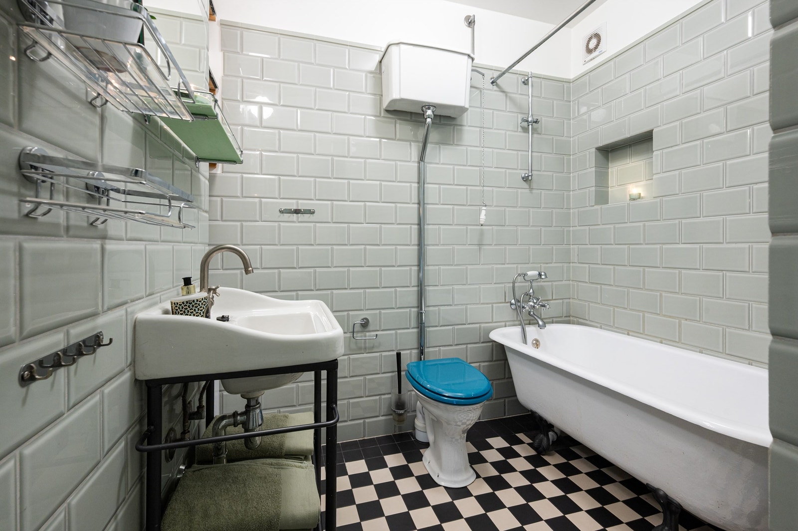 Lekkert baderom fra 2017 i klassisk stil. Badet er flislagt med varmekabler i gulv for en behagelig start på dagen. Galleribilde