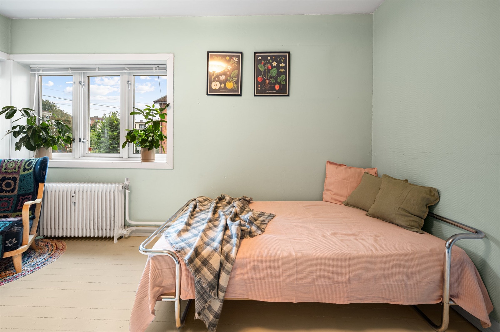 Rommet har god plass til dobbeltseng, garderobe mm Galleribilde