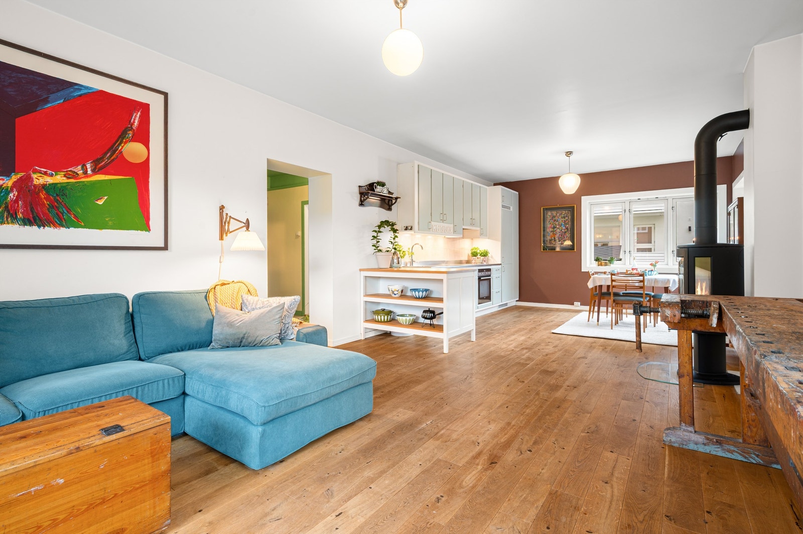Overflatene er malt i en behagelig og moderne fargetone, og på gulvet er det heltre eik gulv. Galleribilde