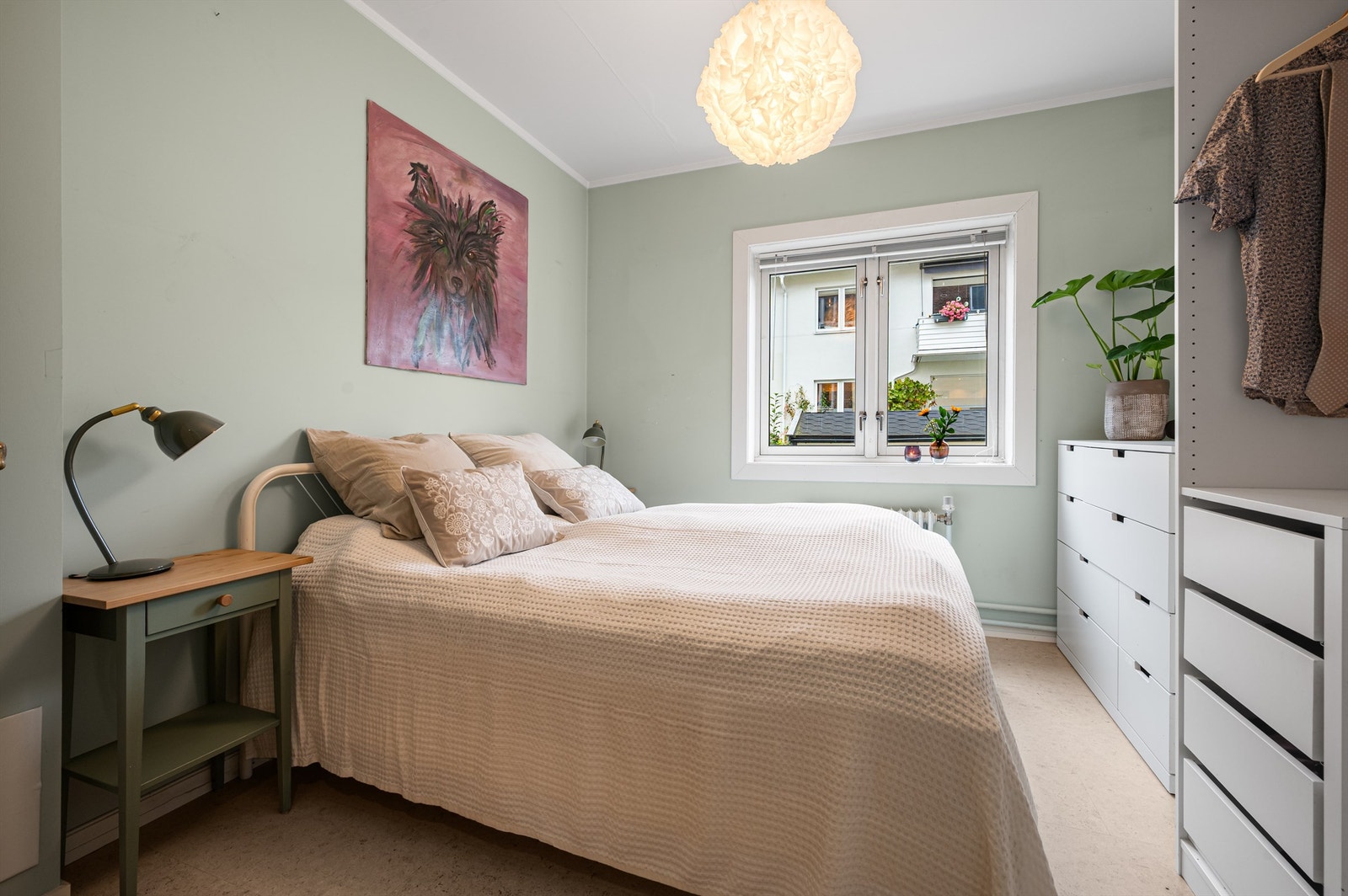 Soverom av god størrelse med plass til dobbeltseng og nattbord på hver sin side. Galleribilde
