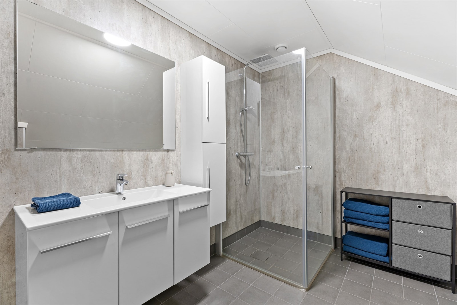 Badet i 2 etg er meget romslig Galleribilde
