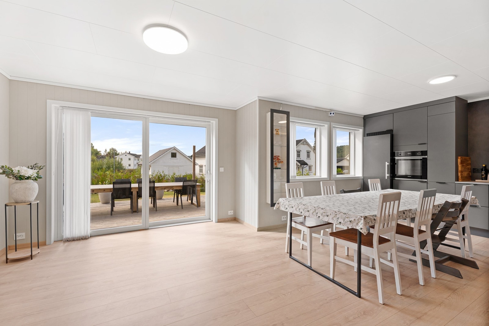 fra stuen har du direkte adkomst til nydelig solrik platting og hage Galleribilde