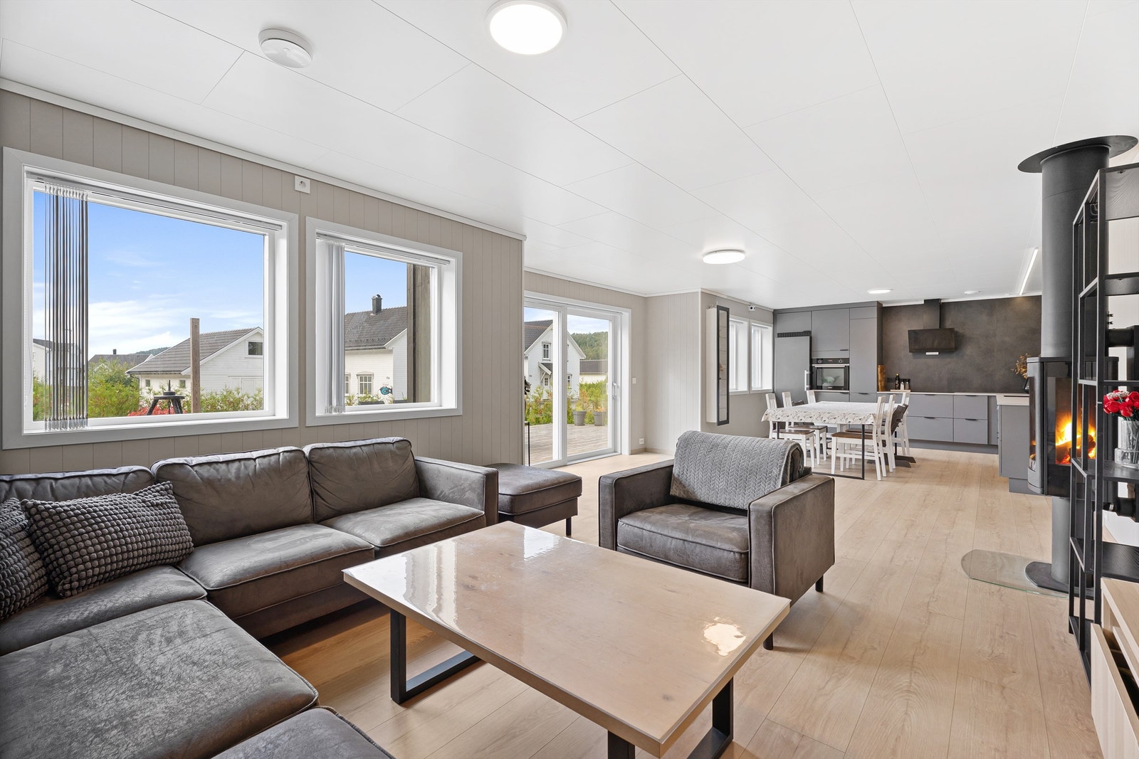 Romslig stue med god lysinnslipp Galleribilde