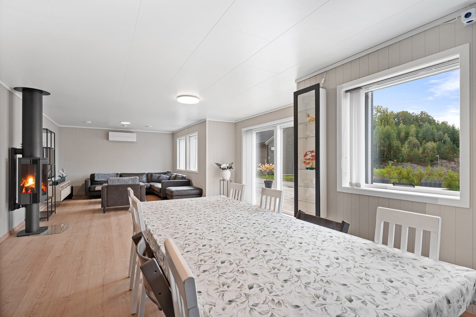 Stuedel, her har du plass til stort spisebord Galleribilde