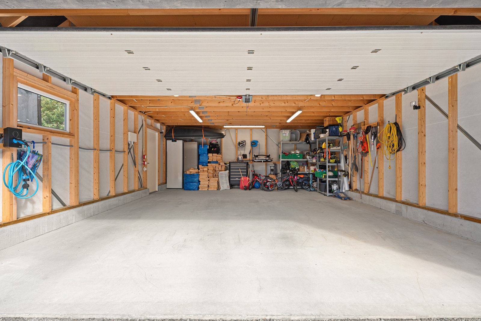 Stor dobbel garasje med loft. Her er det montert e-billader Galleribilde