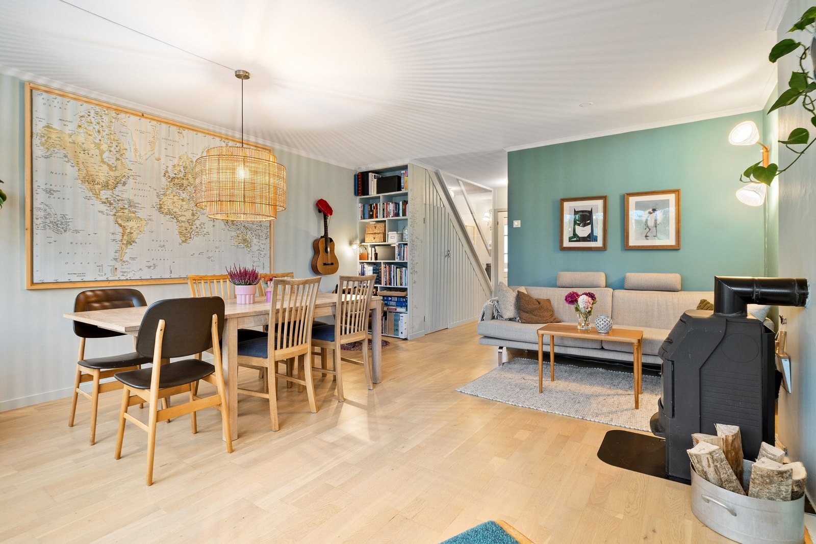 1. etg: Stue - god plass til spisebord Galleribilde