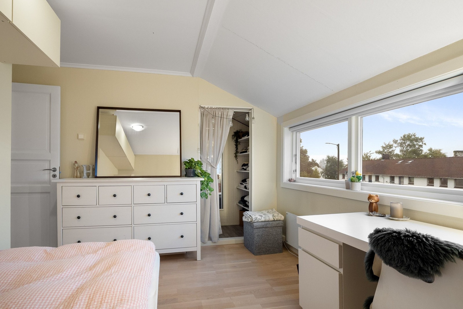 2.etg: Soverom 1 har et lite walk-in-closet. Galleribilde