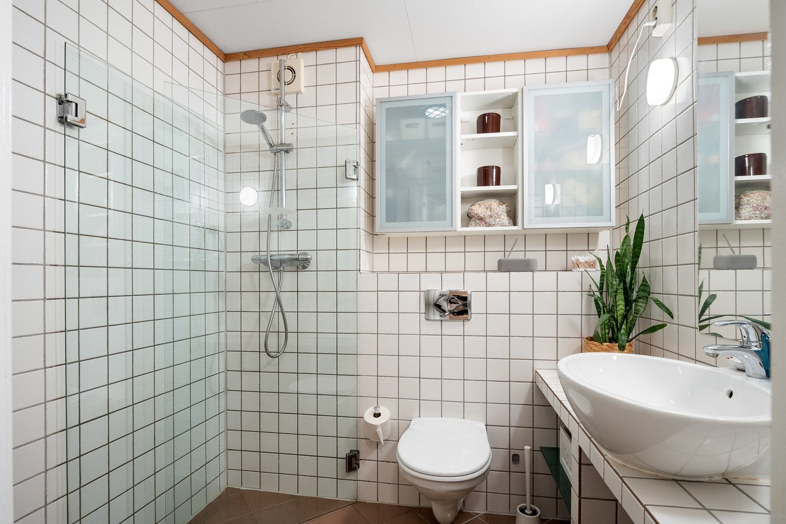 2.etg: Bad med dusj, toalett og opplegg til vaskemaskin. Galleribilde