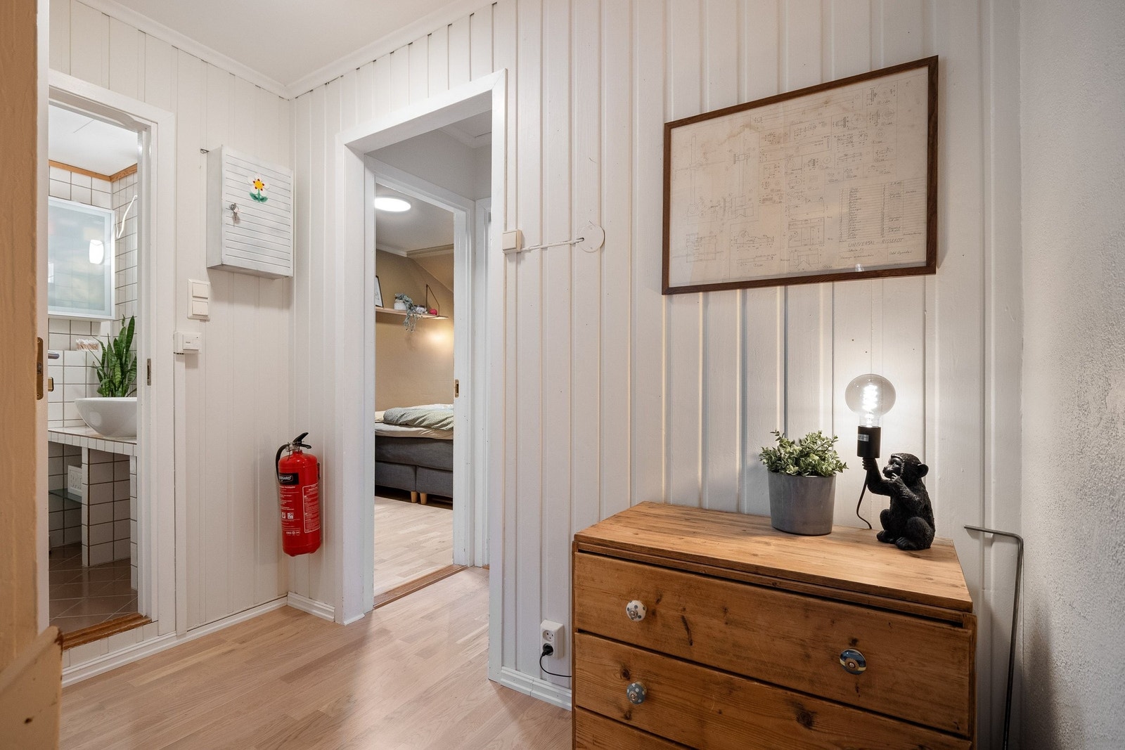 2.etg: God gang med luke til loftsrommet. Galleribilde