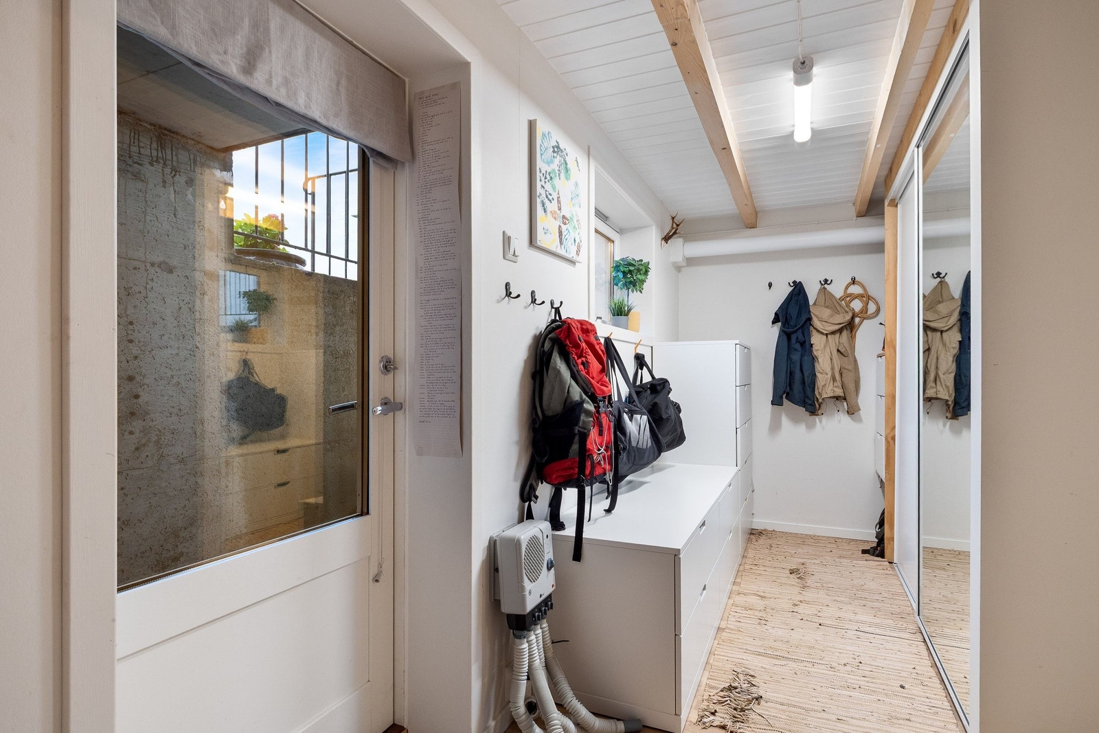 Kjeller: Gang. Inneholder skyvedørsgarderobe og god plass til å henge fra seg yttertøy eller annet utstyr. Galleribilde