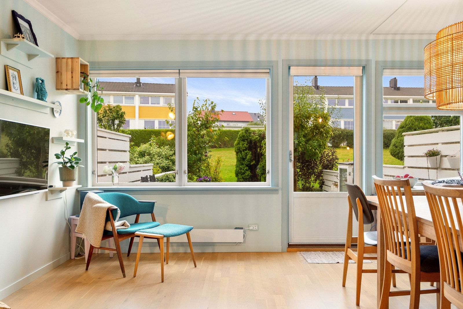 1. etg: Stue - store vinduer mot hage Galleribilde