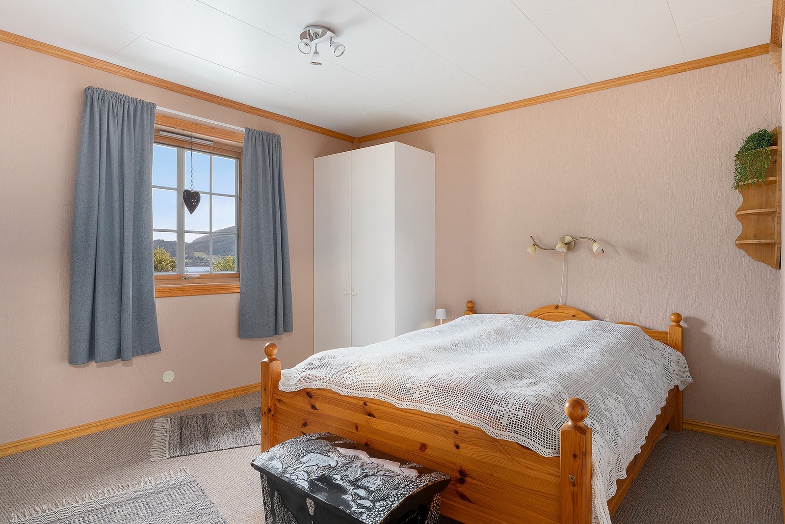 Første etasjen har et soverom av god størrelse. Galleribilde