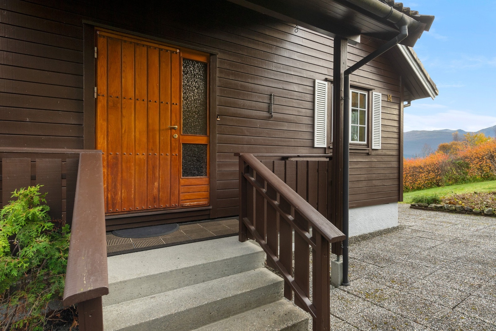 Praktisk overbygd inngangsparti, hvor en kan gå tørrskodd fra garasje. Galleribilde