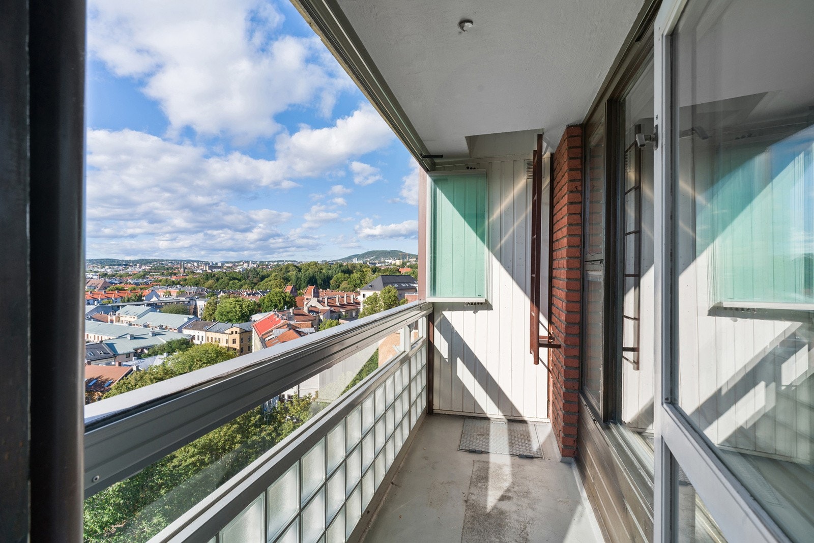 Balkongen har innglassing så man kan velge om man vil ha åpen eller lukket balkong Galleribilde