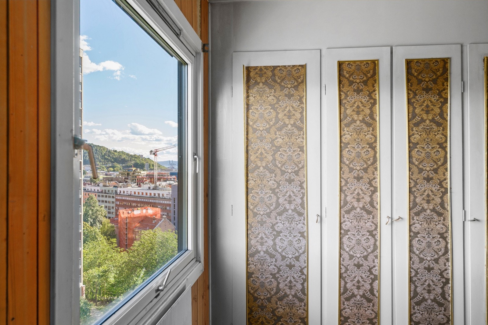 Soverom 1 med plassbygde garderobeskap Galleribilde