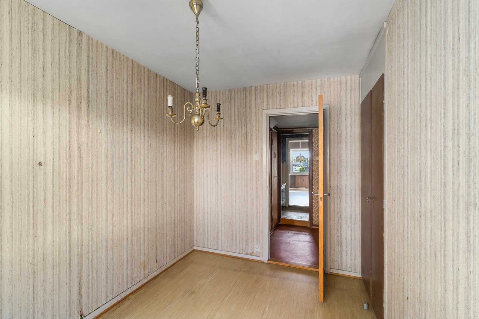 Soverom 2 med plassbygde garderobeskap Galleribilde
