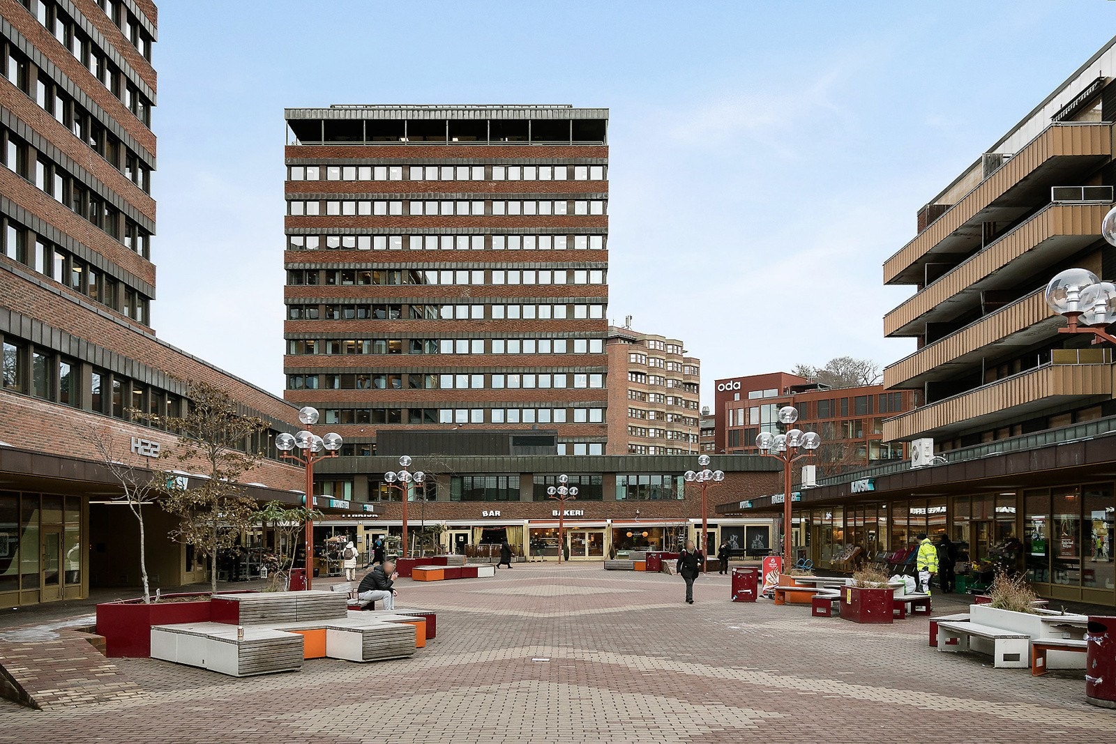 Tøyen torg med spisesteder, butikker og bibliotek. Tøyenbadet og botanisk hage like ved. Galleribilde