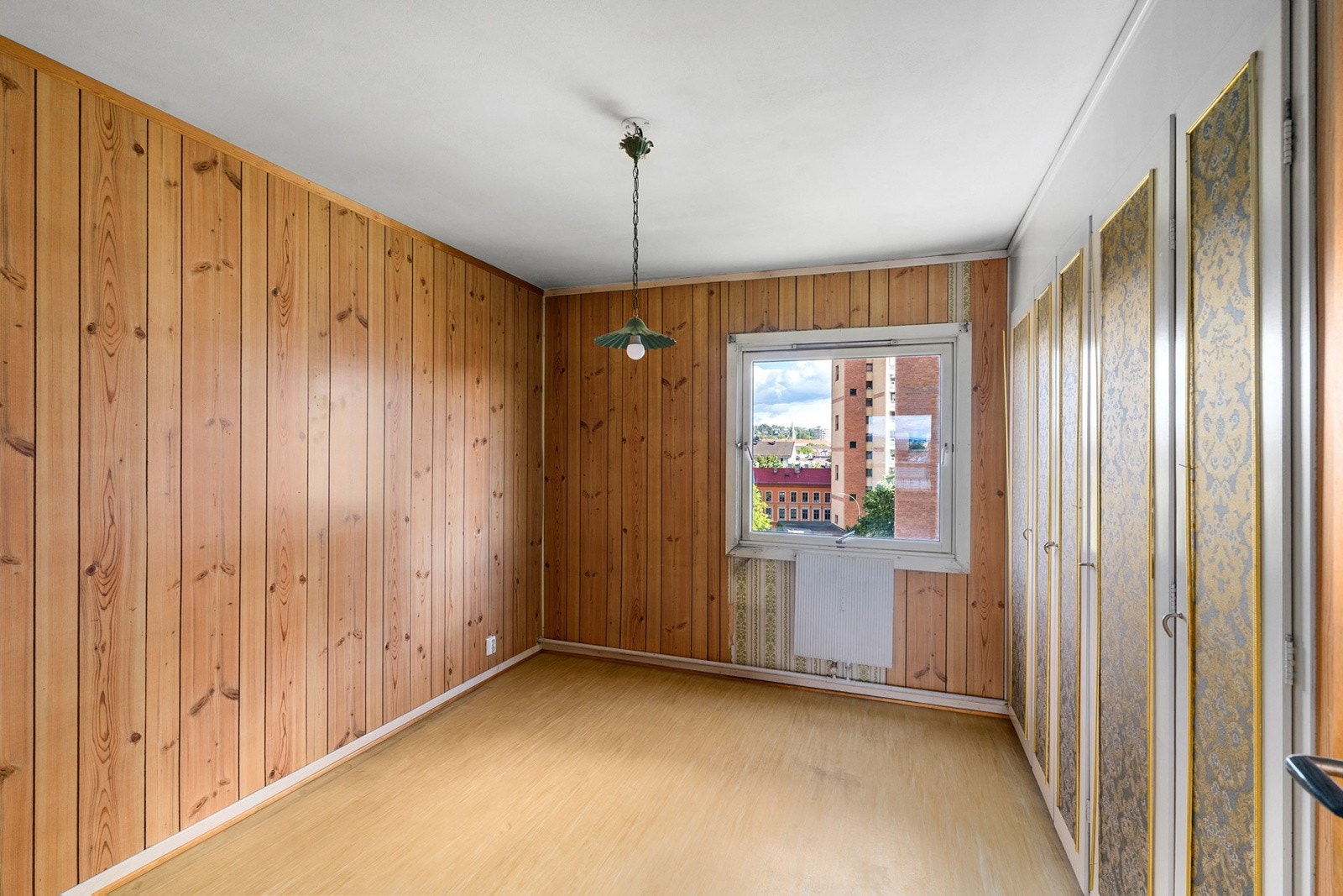 Soverom 1 med god plass til dobbeltseng Galleribilde