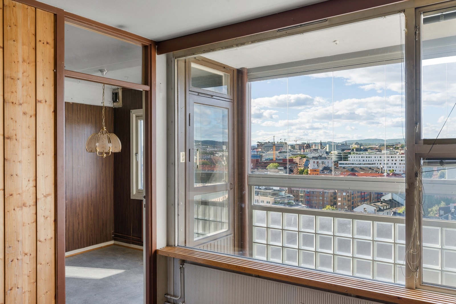 Store vindusflater som gir godt med dagslys hele året Galleribilde
