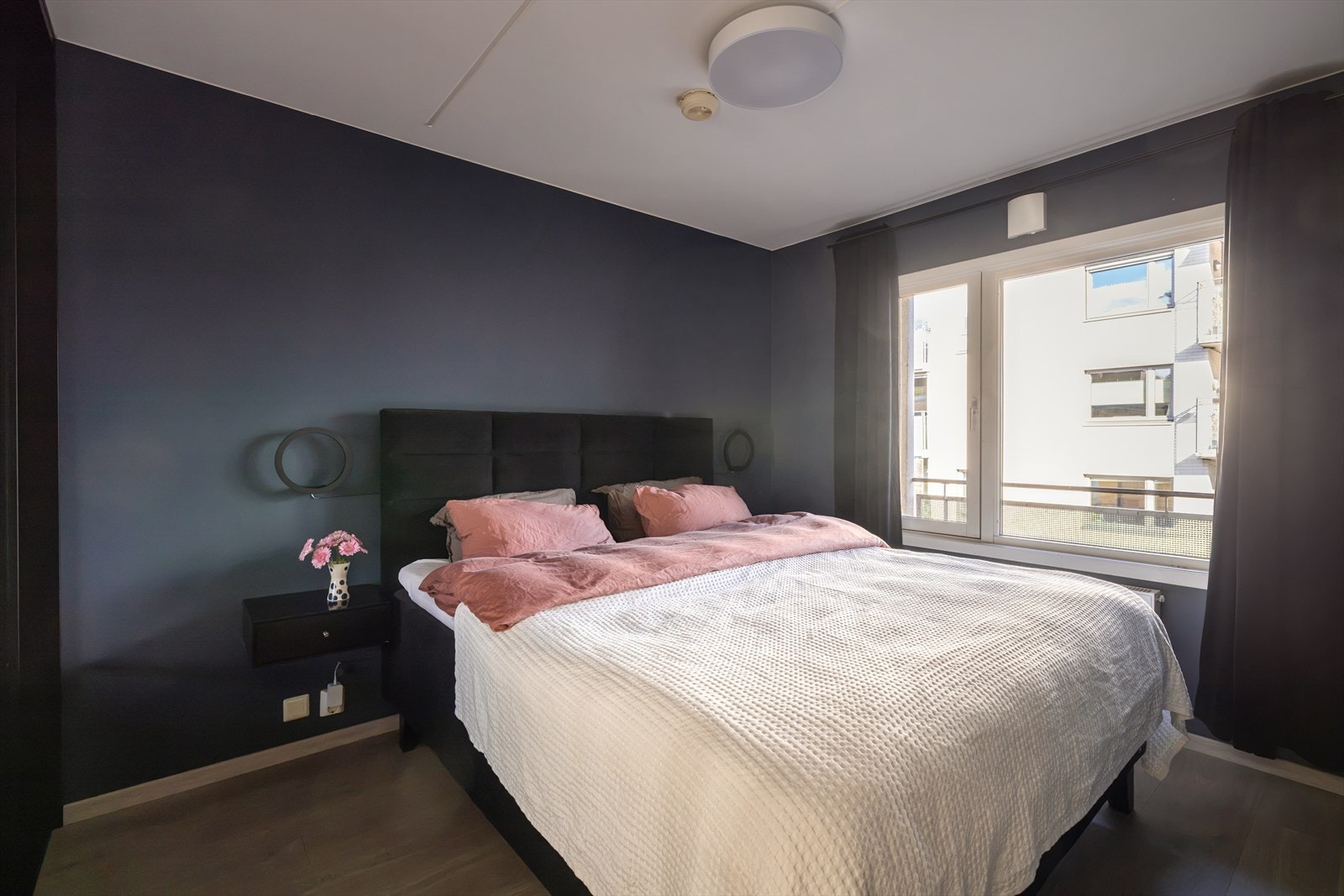 Romslig soverom med god plass til dobbeltseng og garderobe. Galleribilde