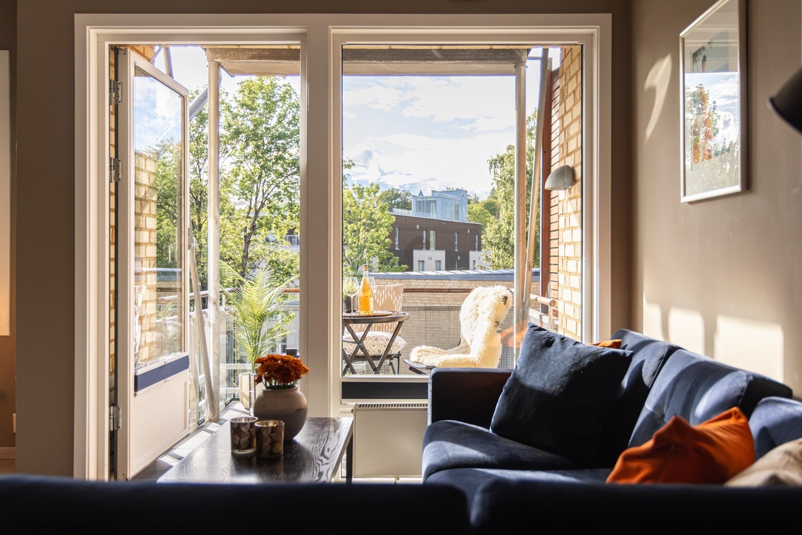 Fra stue/kjøkken er det åpent og fritt utsyn. Galleribilde