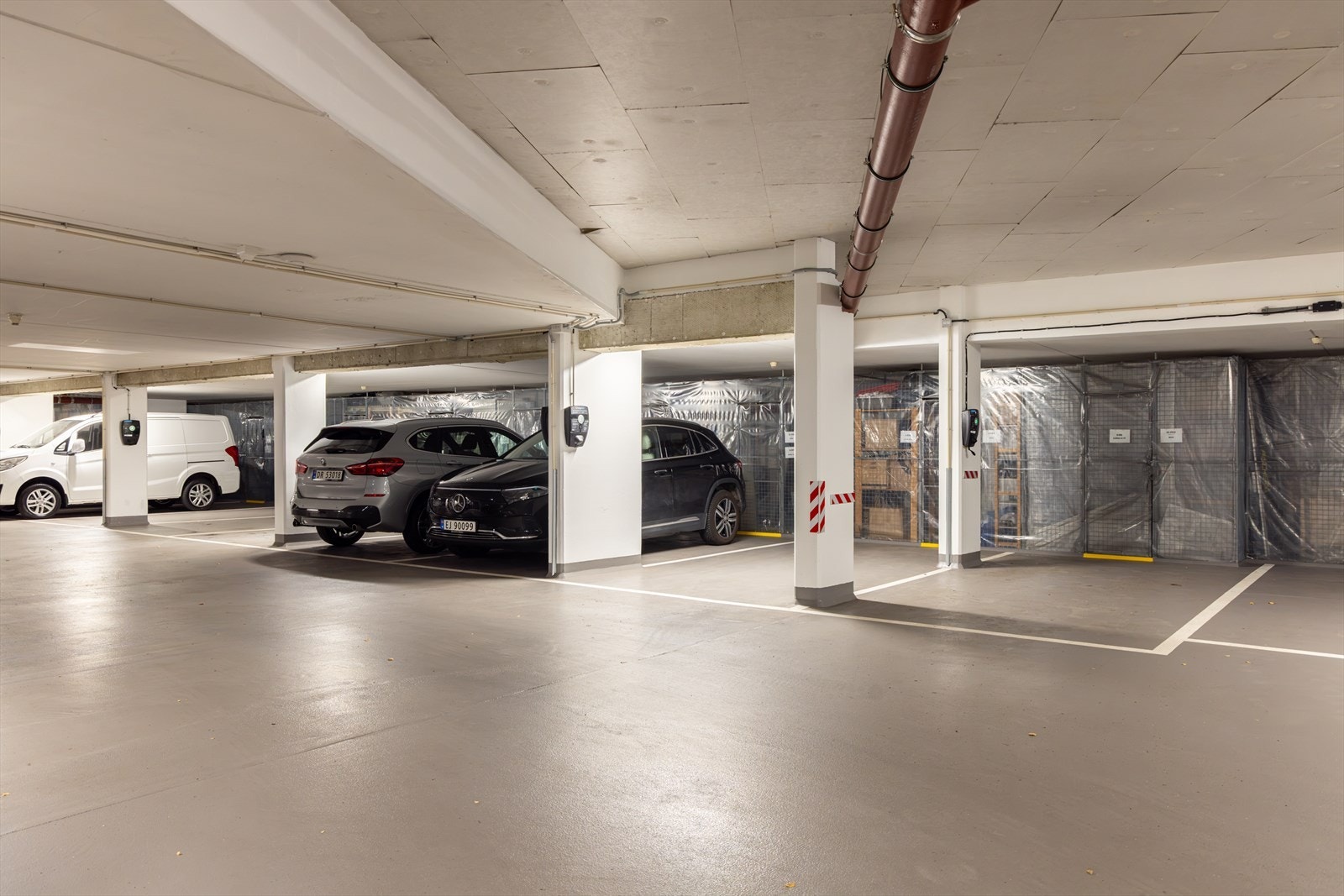 Med seksjonen medfølger det biloppstillingsplass med elbillader i felles garasjeanlegg. Galleribilde